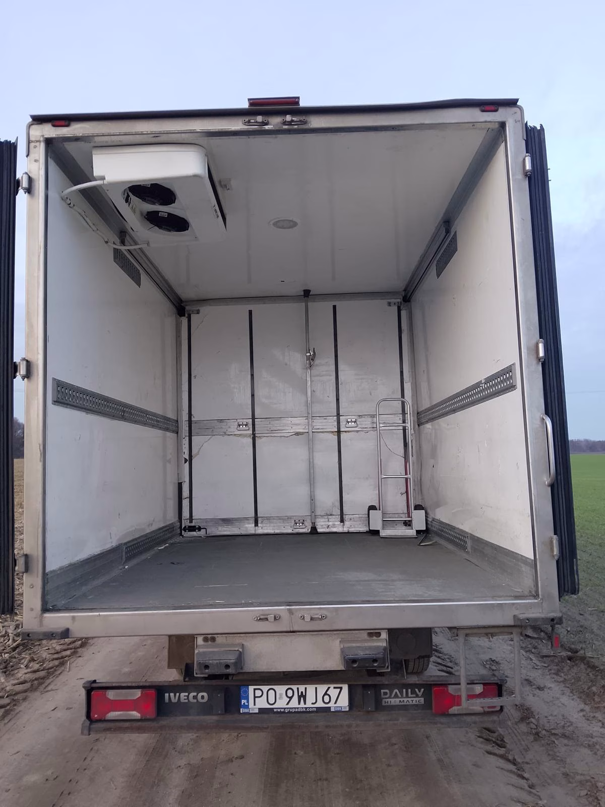 Wnętrze komory chłodniczej busa 7FROST z agregatem