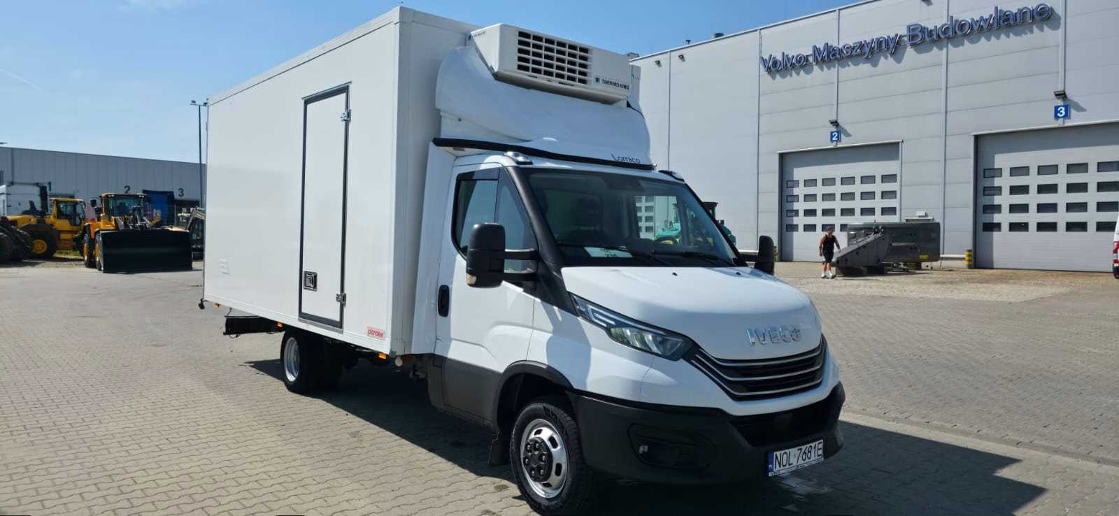 Biały bus chłodnia 7FROST — transport multitemperaturowy