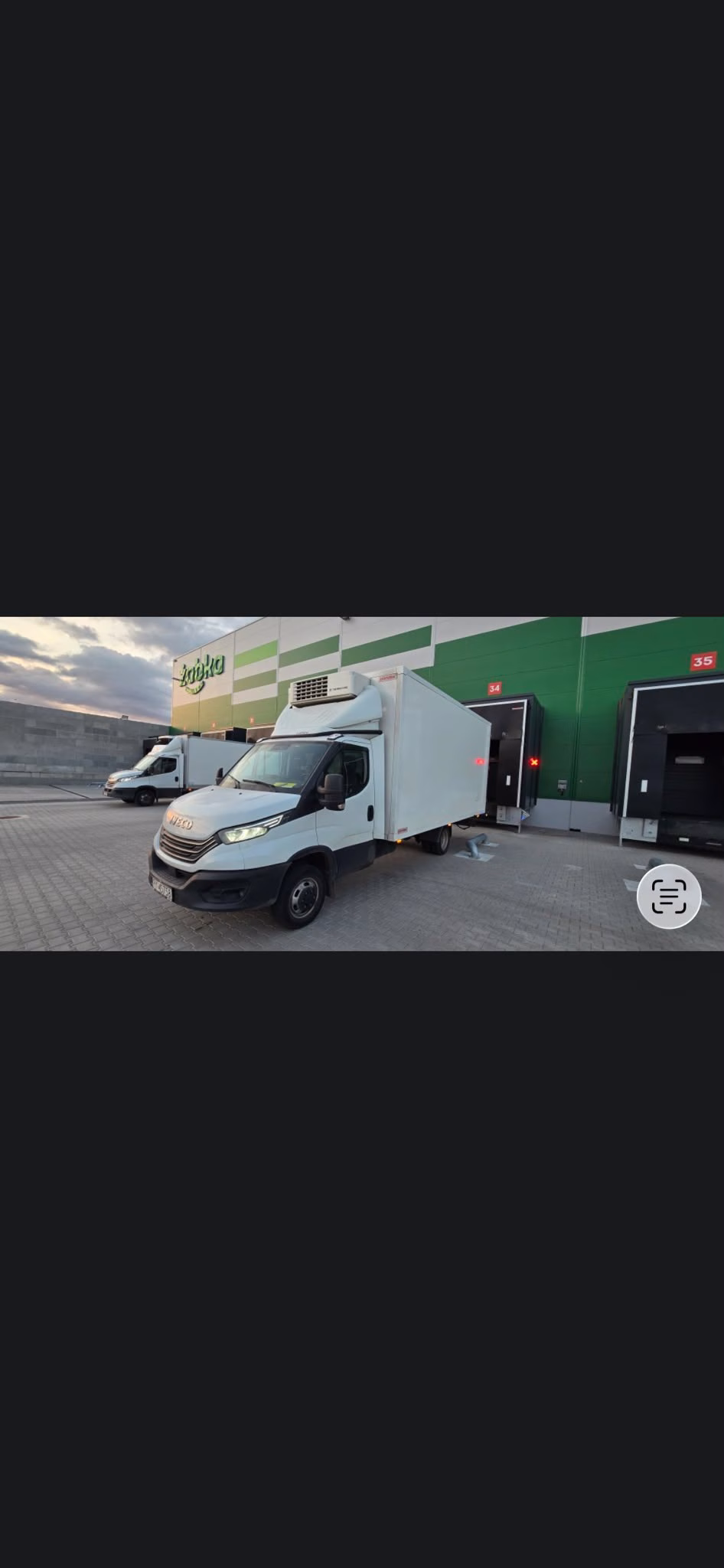 Bus chłodnia przy centrum logistycznym